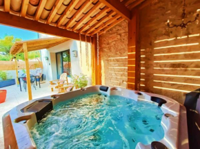 Gîte *La Mariposa* Jacuzzi . Terrasse. Parking